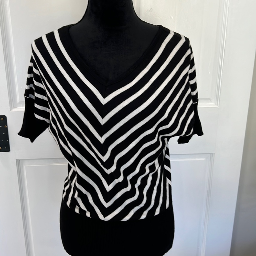 Questions by say what size small V-neck short sleeve sweater very slimming